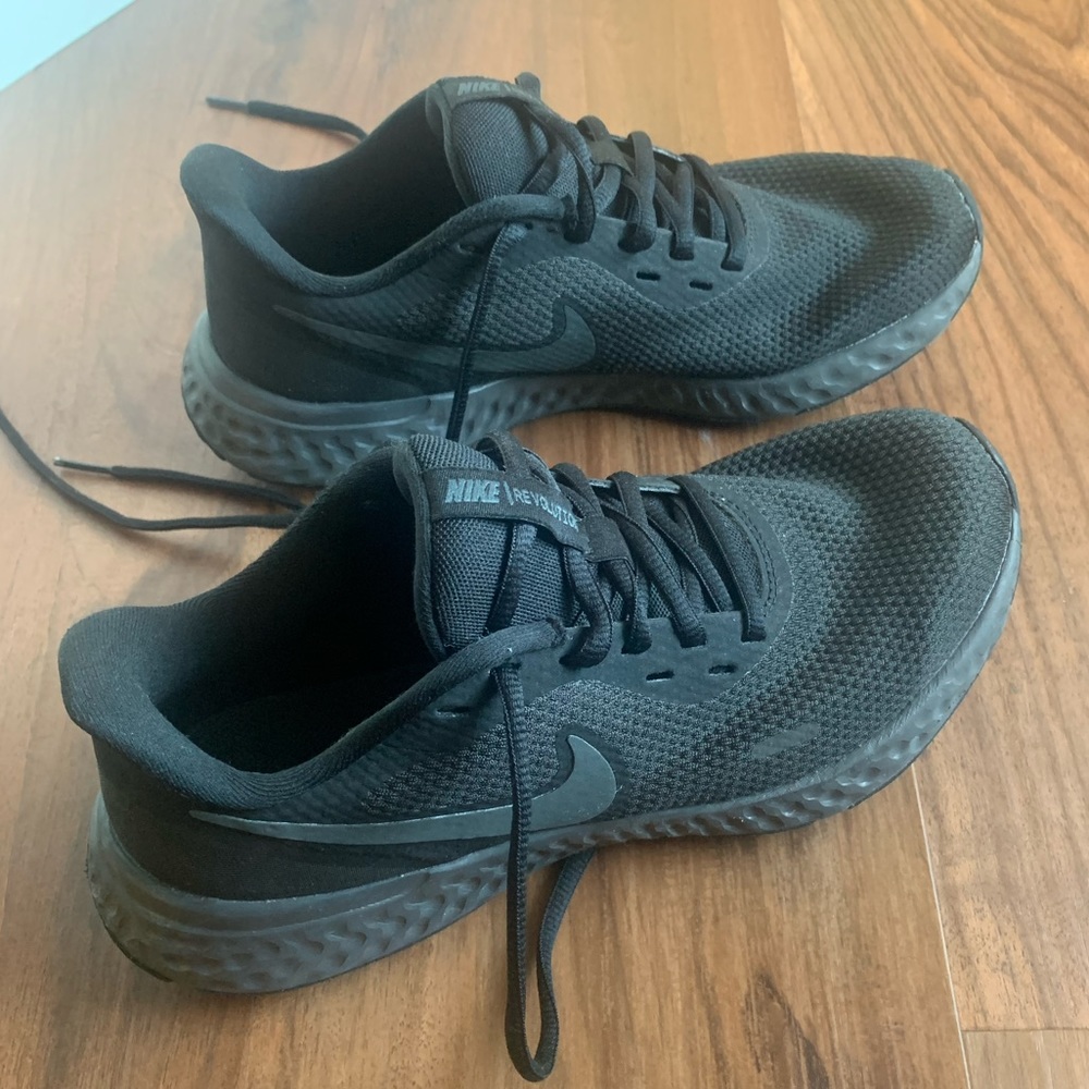 Nike Womens Revolution 5